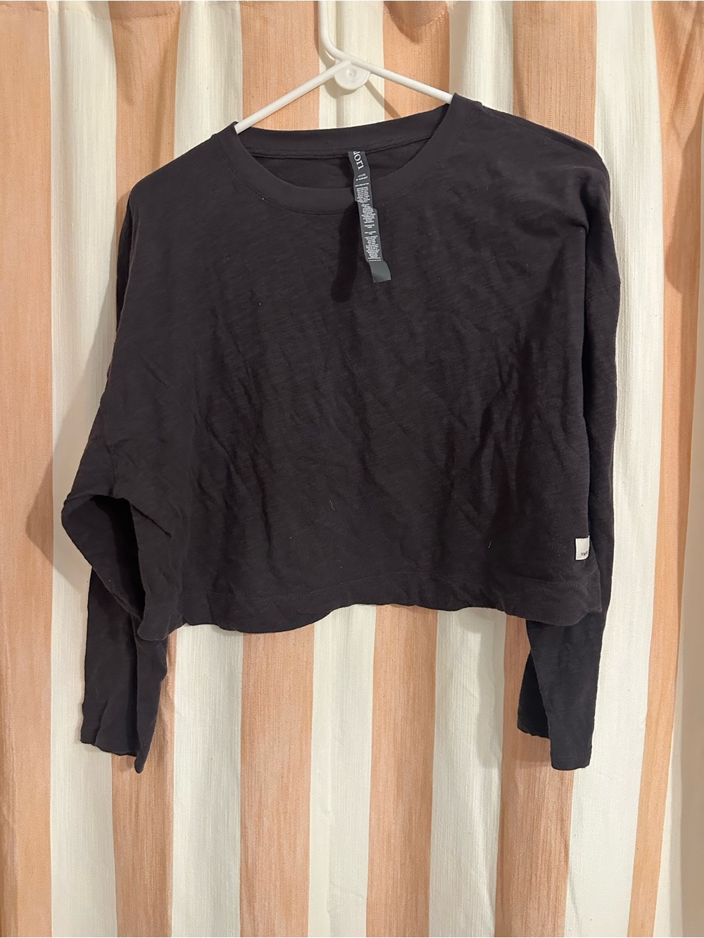 Vuori Black Cropped Crewneck long sleeve